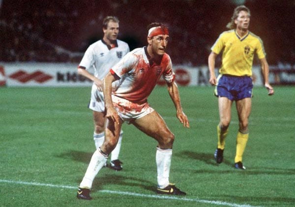 Der englische Nationalspieler Terry Butcher zieht sich bei einem Zweikampf im WM-Qualifikationsspiel 1989 gegen Schweden eine schlimme Platzwunde am Kopf zu. In der Halbzeit wird er genäht. Da der Innenverteidiger aber unerschrocken die Bälle aus der Gefahrenzone köpft, öffnet sich die Wunde wieder. Sein Einsatz wird belohnt: Das Spiel endet 0:0 und Butcher wird zum Held.