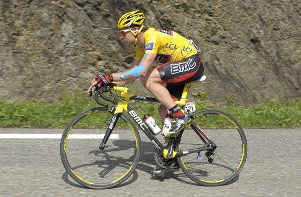 Radstar Cadel Evans zieht sich bei der Tour de France 2010 im Gelben Trikot einen Ellenbogenbruch zu. Dennoch biss er auf die Zähne und erreichte auch Paris. Der Traum vom Toursieg erfüllte sich aber erst in diesem Jahr.