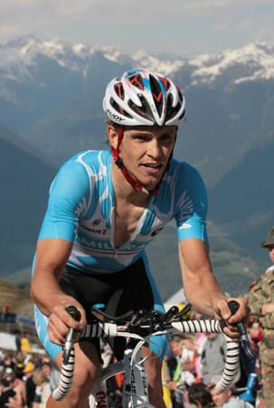Linus Gerdemann stürzt 2008 beim Rennen Tirreno-Adriatico beim Einzelzeitfahren und bricht sich sowohl den Oberschenkel als auch das Schienbein. Trotzdem fährt der Deutsche die Etappe noch zu Ende und landet auf Platz acht.