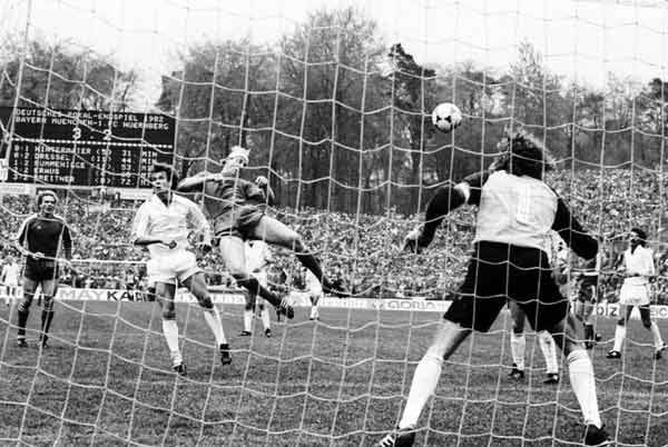 Beim Finale des DFB-Pokals 1982 stößt Dieter Hoeneß mit dem Nürnberger Alois Reinhardt zusammen. Dabei erleidet der Bayern-Stürmer ein Platzwunde am Kopf. Mit einem Turban setzt Hoeneß die Partie fort und erzielt in der 89. Minute per Kopf den Treffer zum 4:2-Endstand.