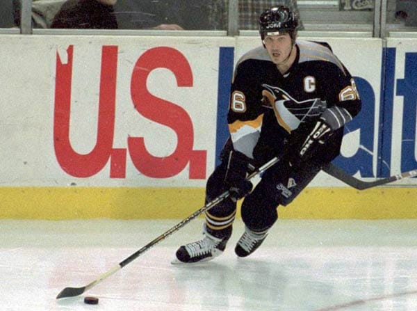 Bei Eishockey-Spieler Mario Lemieux wird im Januar 1993 Krebs diagnostiziert. Nur zwei Monate später nach der letzten Strahlentherapie steht er noch am selben Tag wieder für die Pittburgh Penguins auf dem Eis. Der Kanadier wird mit stehenden Ovationen empfangen und schießt ein Tor.