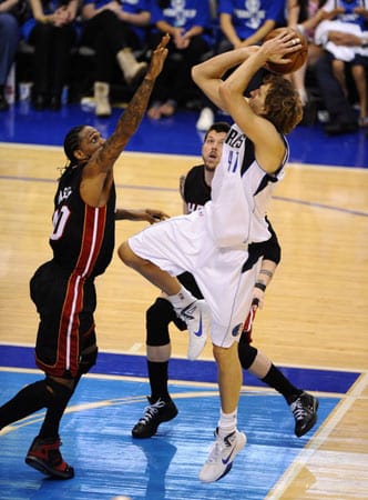 Basketball-Superstar Dirk Nowitzki steht mit seinen Dallas Mavericks in den NBA-Finals 2011. Im ersten Spiel gegen die Miami Heat reißt ihm im Mittelfinger der linken Hand eine Sehne. Vor der vierten Partie ist er an einer Nasennebenhöhlen-Entzündung erkrankt und hat 38,5 Grad Fieber. Nowitzki lässt sich aber von alledem nicht vom Spielen abhalten und führt die Mavs in sechs Spielen zum ersten Titel der Vereinsgeschichte.