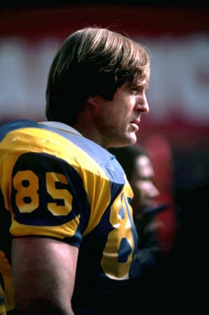 Football-Spieler Jack Youngblood von den St. Louis Rams spielt die NFL-Playoffs 1979 inklusive des Super Bowls mit einem gebrochenen Wadenbein durch. Der "John Wayne des Footballs" wird auch dafür in die NFL-Top-Ten der mutigsten Auftritte aller Zeiten gewählt.
