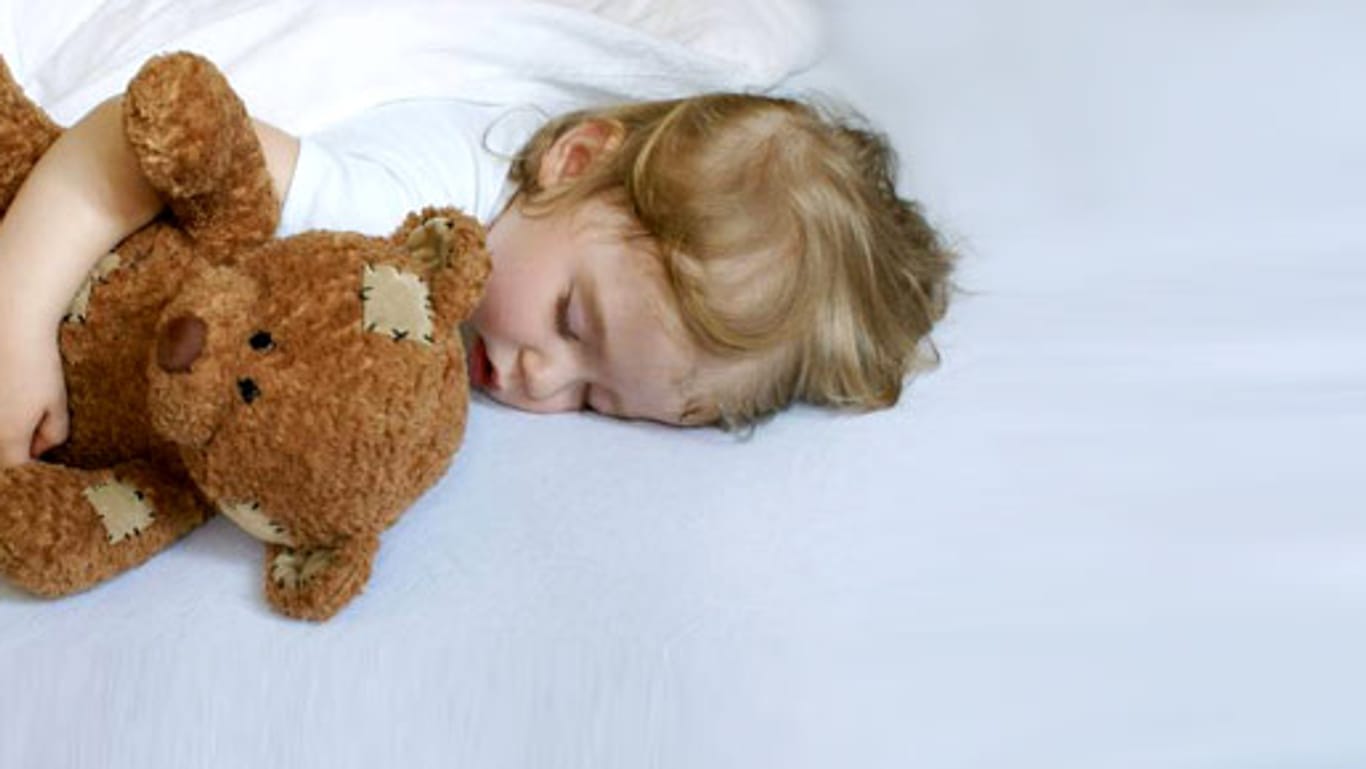 Ein Teddybär ist für Kinder von hoher Bedeutung, denn das Kuscheltier ersetzt die Abwesenheit der Bezugsperson.