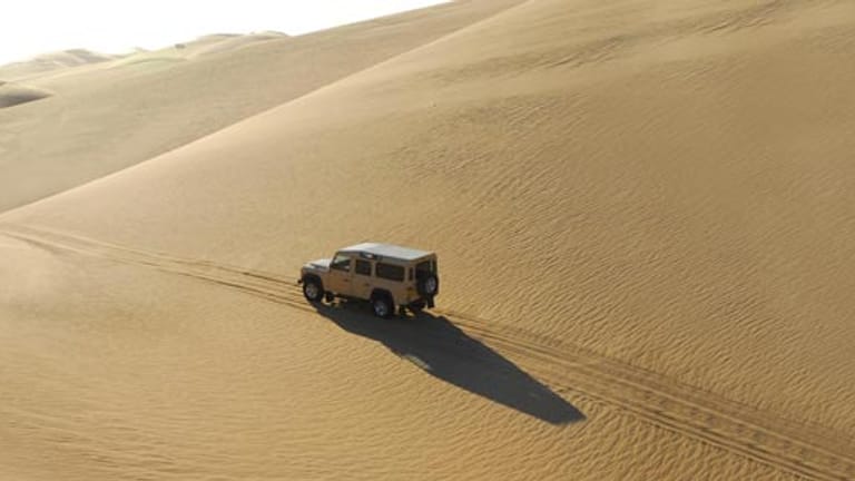 Mit dem Geländewagen durch Wüstensand zu fahren gibt dem Urlaub Abenteuerflair.