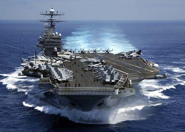 US-Flugzeugträger "Carl Vinson": Der 330 Meter lange Koloss mit fast 100.000 Tonnen Verdrängung gilt demnach als Auslaufmodell. Er ist für kurze, aber intensive Großkonflikte gebaut. Dabei dürften die Konflikte der absehbaren Zukunft eher kleiner ausfallen - dafür aber öfter vorkommen. US-Flugzeugträger "Carl Vinson": Der 330 Meter lange Koloss mit fast 100.000 Tonnen Verdrängung gilt demnach als Auslaufmodell. Er ist für kurze, aber intensive Großkonflikte gebaut. Dabei dürften die Konflikte der absehbaren Zukunft eher kleiner ausfallen - dafür aber öfter vorkommen.