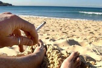 Rauchen am Strand - muss das sein? (Symbolbild: dpa)