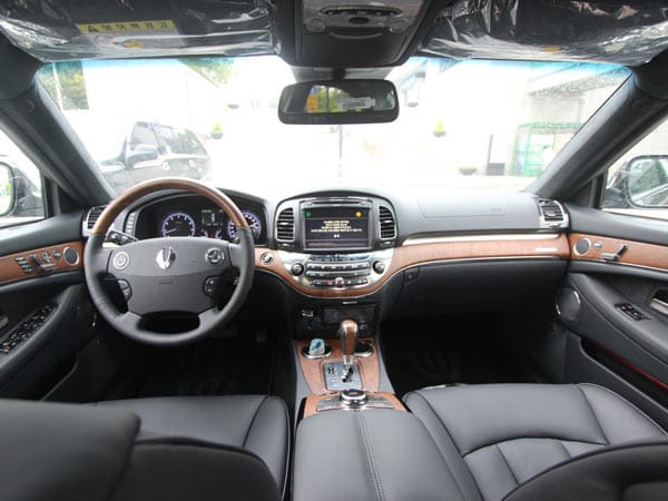 Das Cockpit des Luxus-Koreaners hat einen großen Bildschirm auf der Mittelkonsole.