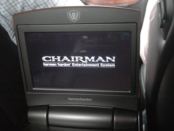 Das Entertainmentsystem mit siebzehn Lautsprechern, DVD-Wechsler und 40 GB-Festplatte kommt von Harman/Kardon.