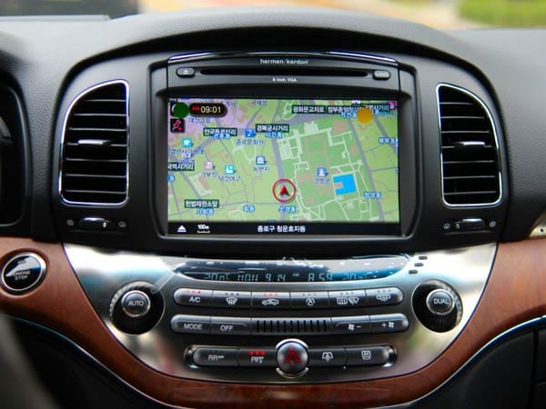 Das Navigationssystem ist mit bunten Symbolen und Informationen überfrachtet.