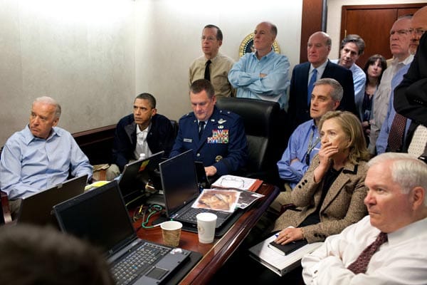 Der toughe Präsident: Mit seinem Vize Joe Biden (ganz links), Außenministerin Hillary Clinton (halbrechts vorne) und anderen hochrangigen Mitarbeitern verfolgt er im "Situation Room" des Weißen Hauses letzten Minuten von Osama bin Laden.