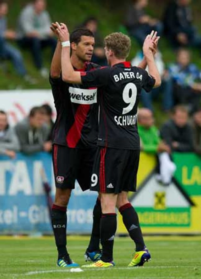 Platz 2: Bayer Leverkusen. Auch mit Andre Schürrle und Michael Ballack kann Vizekusen nicht anders. Dennoch wird Leverkusen Best of the rest, für Robin Dutt im ersten Jahr unter dem Bayer-Kreuz ein Erfolg.