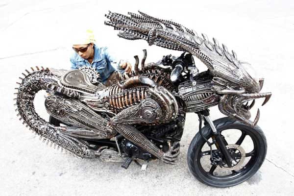 Der Künstler Roongrojna Sangwongprisarn aus Bangkok mit seiner neusten Kreation, einem Alien-Bike.