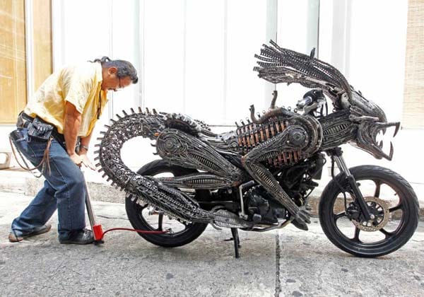 Das Motorrad besteht komplett aus Altmetall, welches auf Schrottplätzen gesammelt wurde.