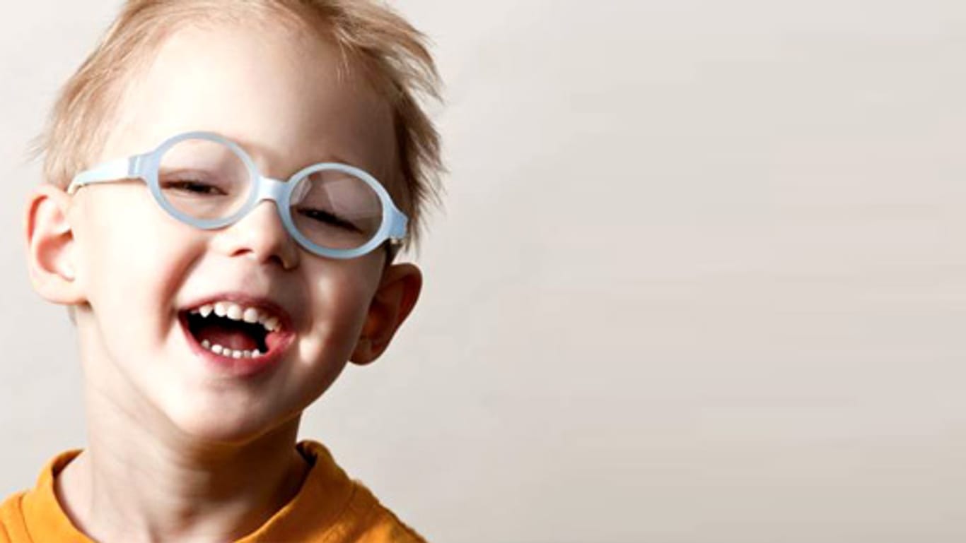 Damit sich die Sehkraft altersgemäß entwickelt, ist eine Brille in jungen Jahren oft unumgänglich.
