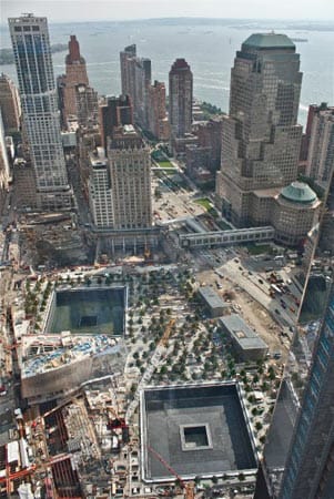 Ground Zero von oben, dahinter der Hafen von New York: 6,5 signifikante Hektar an der Südspitze Manhattans. Ground Zero von oben, dahinter der Hafen von New York: 6,5 signifikante Hektar an der Südspitze Manhattans.