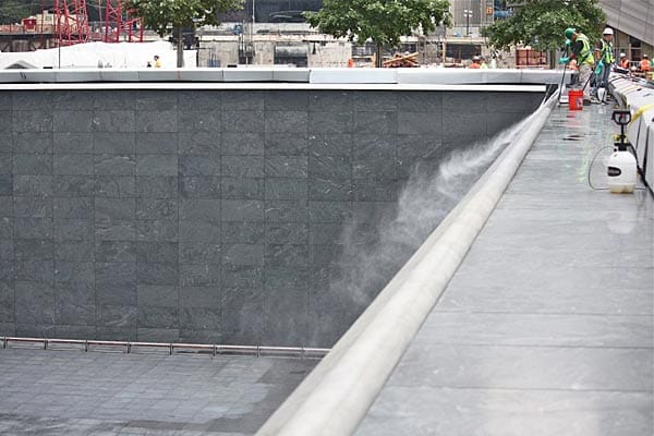 Ein Arbeiter spritzt den Rand des Memorial-Beckens an der Stelle des ehemaligen WTC-Nordturms ab. Kern der 9/11-Gedenkstätte sind die "Fußabdrücke" der beiden Tower, markiert durch zwei zehn Meter tiefe Becken mit Wasserfällen. Ein Arbeiter spritzt den Rand des Memorial-Beckens an der Stelle des ehemaligen WTC-Nordturms ab. Kern der 9/11-Gedenkstätte sind die "Fußabdrücke" der beiden Tower, markiert durch zwei zehn Meter tiefe Becken mit Wasserfällen.