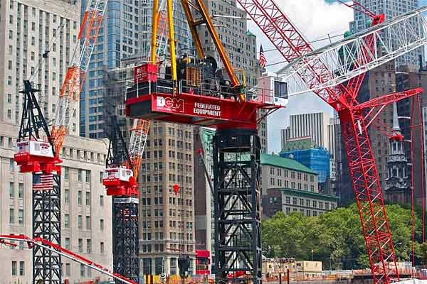 Baukräne auf Ground Zero: Rackern gegen die Zeit. Baukräne auf Ground Zero: Rackern gegen die Zeit.