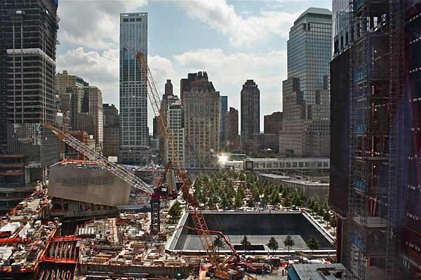 Blick von Norden auf Ground Zero: Rechts das Hochaus 1 WTC, der ehemalige Freedom Tower, im Bau, in der Mitte das Nordbecken, links davon das Museum, ganz links der Glasklotz von 4 WTC. Blick von Norden auf Ground Zero: Rechts das Hochaus 1 WTC, der ehemalige Freedom Tower, im Bau, in der Mitte das Nordbecken, links davon das Museum, ganz links der Glasklotz von 4 WTC.
