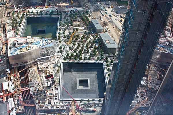 Die "Fußabdruck"-Becken und das entstehende Hochhaus 1 WTC: Areal der Andacht, umringt von Kommerz. Die "Fußabdruck"-Becken und das entstehende Hochhaus 1 WTC: Areal der Andacht, umringt von Kommerz.