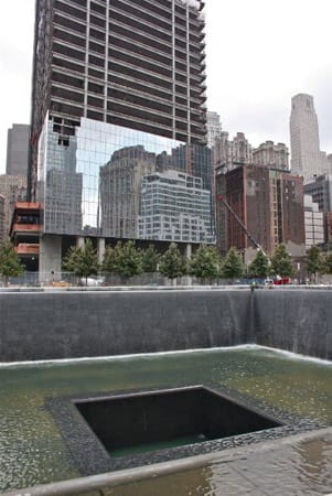 Wasserfälle an der Stelle, wo einst die Twin Towers standen: Kompromiss zwischen Gedenken und Investoreninteressen. Wasserfälle an der Stelle, wo einst die Twin Towers standen: Kompromiss zwischen Gedenken und Investoreninteressen.