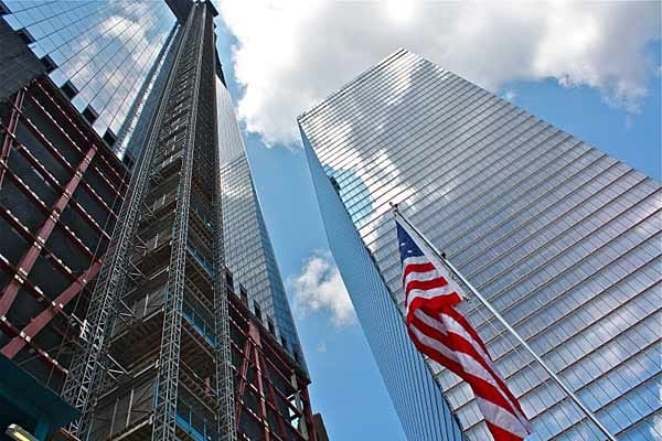 Die 15 Meter hohe Eingangslobby und der 57-Meter-Betonsockel des 1 WTC-Hochhauses sind so konstruiert, dass sie Bomben, Bränden und Erdbeben standhalten können. Die Aussichtsplattform wird sich auf der selben Höhenmarke befinden wie die Dächer der einstigen Twin Towers (415 und 417 Meter). Rechts: Das Hochhaus 7 WTC, das bereits 2006 fertiggestellt wurde, aber außerhalb der offiziellen Grenzen von Ground Zero liegt. Die 15 Meter hohe Eingangslobby und der 57-Meter-Betonsockel des 1 WTC-Hochhauses sind so konstruiert, dass sie Bomben, Bränden und Erdbeben standhalten können. Die Aussichtsplattform wird sich auf der selben Höhenmarke befinden wie die Dächer der einstigen Twin Towers (415 und 417 Meter). Rechts: Das Hochhaus 7 WTC, das bereits 2006 fertiggestellt wurde, aber außerhalb der offiziellen Grenzen von Ground Zero liegt.