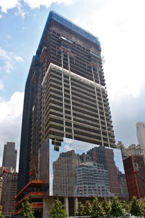 Das entstehende Hochhaus 4 WTC: Gesichtsloser Stahlklotz. Das entstehende Hochhaus 4 WTC: Gesichtsloser Stahlklotz.