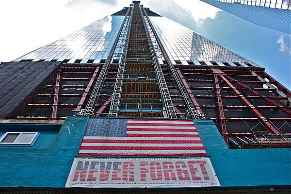 Das 1 WTC, vormals "Freedom Tower", entworfen von Stararchitekt David Childs: Die Höhe von 1776 Fuß (541,32 Metern) steht für das Jahr der Unabhängigkeiterklärung 1776. Die Baukosten werden auf rund drei Milliarden Dollar geschätzt. Das 1 WTC, vormals "Freedom Tower", entworfen von Stararchitekt David Childs: Die Höhe von 1776 Fuß (541,32 Metern) steht für das Jahr der Unabhängigkeiterklärung 1776. Die Baukosten werden auf rund drei Milliarden Dollar geschätzt.