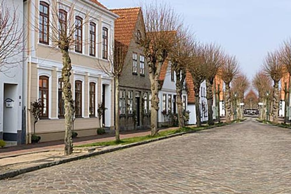 Die Lange Straße in Arnis, der kleinsten Stadt Deutschlands.