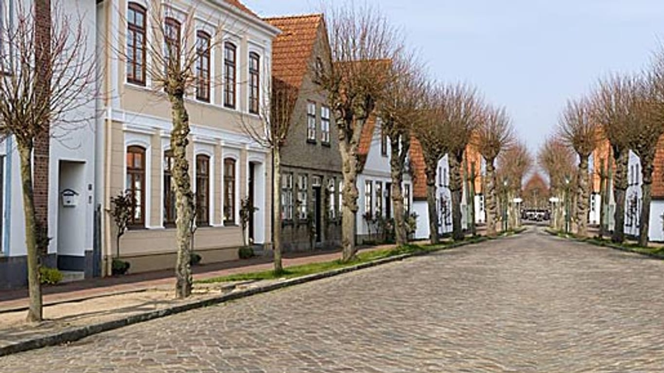 Die Lange Straße in Arnis, der kleinsten Stadt Deutschlands.