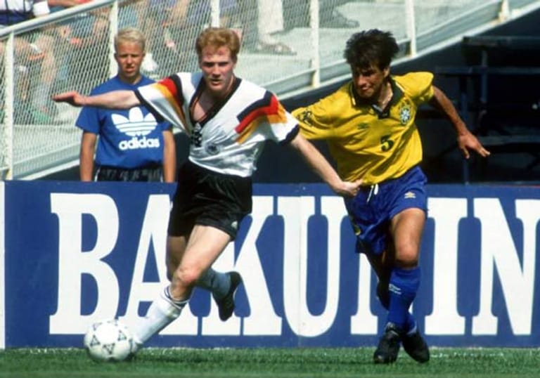 Noch in der 65. Minute liegen Matthias Sammer (li., gegen seinen Stuttgarter Mannschaftskollegen Dunga) und seine Nationalmannschaftskollegen am 10. Juni 1993 gegen Brasilien mit 0:3 zurück. Der Auftakt des WM-Testlaufs namens US Cup scheint dem Weltmeister in die Hosen zu gehen. Dann aber dreht Berti Vogts' Elf auf und beweist bewundernswerte Moral. Zwei Mal Jürgen Klinsmann (66., 90.) und Andreas Möller holen vor 40.000 Zuschauern in Washington noch ein Unentschieden.