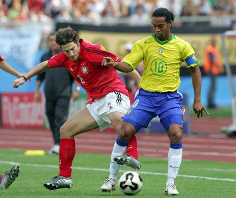 2005 wird der Confederations Cup zum Sommermärchen-Vorläufer - inklusive knapper Halbfinal-Niederlage (im Bild Torsten Frings, li., gegen Ronaldinho). Brasilien steckt am 25. Juni 2005 in Nürnberg zwei deutsche Gegentore weg, um in der 76. Minute durch Adriano die Hoffnungen der Gastgeber auf die Endspielteilnahme jäh zu beenden. Das 3:2 unterhält die 42.187 Zuschauer bestens - und Brasilien schlägt drei Tage später Erzrivale Argentinien im Finale sogar mit 4:1.