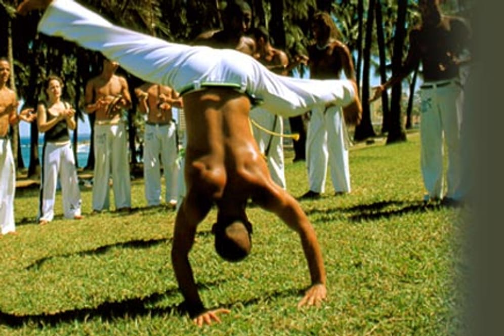 Capoeira ist eine brasilianische Sportart aus Kampf und Tanz