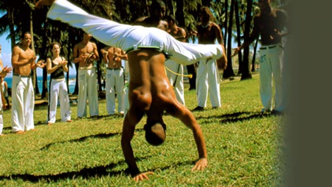 Capoeira ist eine brasilianische Sportart aus Kampf und Tanz