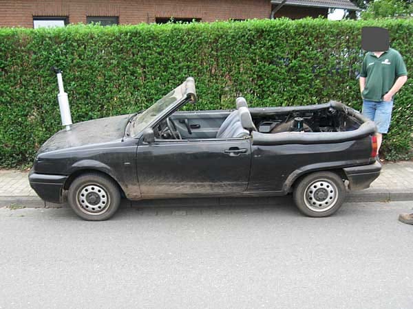 Zwei Autofreaks aus Holdorf (Kreis Vechta) machten aus einem alten Polo Dreitürer ein Cabrio.
