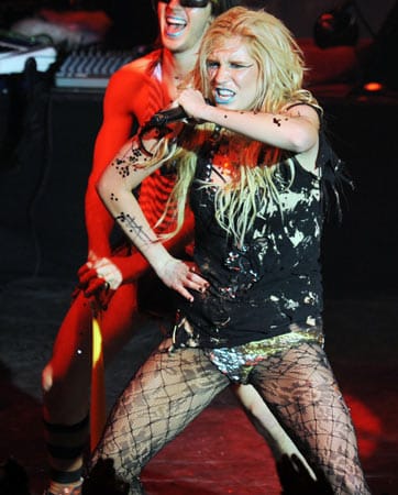 Auch Kesha lässt es bei ihren Auftritten in puncto Freizügigkeit gerne so richtig krachen, wie dieses Bild demonstriert.