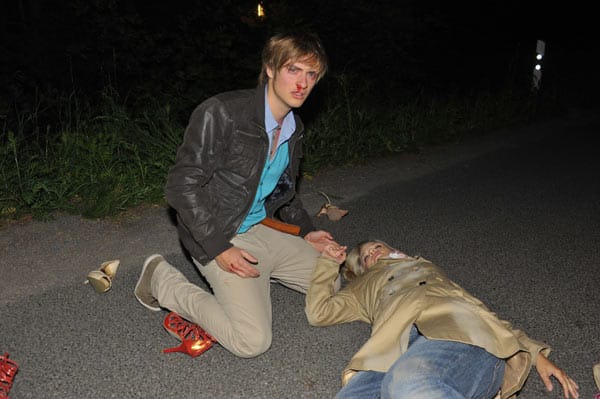 Philip (Jörn Schlönvoigt) erkennt geschockt, dass es sich bei der Person, die er überfahren hat und die nun reglos auf der Straße liegt, um Verena handelt. Philip (Jörn Schlönvoigt) erkennt geschockt, dass es sich bei der Person, die er überfahren hat und die nun reglos auf der Straße liegt, um Verena handelt.