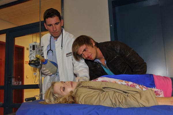 Philip hat Verena ins Krankenhaus gebracht. Kann Dr. Friedmann (Thomas Bartling) ihr Leben noch retten?