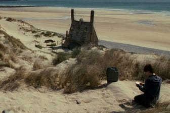 Nachdem sie Voldemort nur knapp entkommen sind, setzen Harry (Daniel Radcliffe), Hermine (Emma Watson) und Ron (Rupert Grint) ihre gefährliche Suche nach den Horkruxen fort, denn nur so ließe sich der dunkle Lord für immer vernichten.