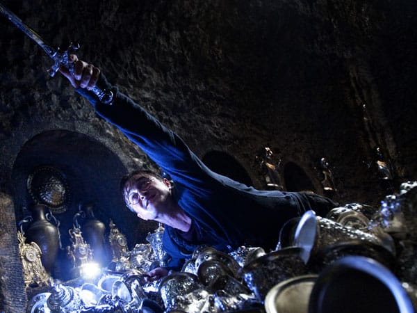 Dabei landen sie auch im Verlies der größenwahnsinnigen Hexe Bellatrix Lestrange, das tief unter der Gringotts Bank liegt und mit Fallen nur so gespickt ist. Hier gelingt es ihnen, einen weiteren Horkrux zu zerstören...