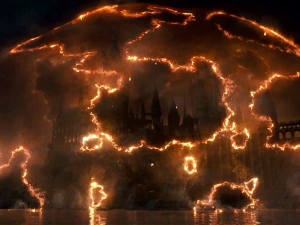 ... und während der Schlacht von Hogwarts noch ein weiteres Teil: das Diadem von Ravenclaw. Aber was fast nach einem Sieg klingt, ist keiner, denn Voldemorts Macht ist Hogwarts nicht gewachsen.