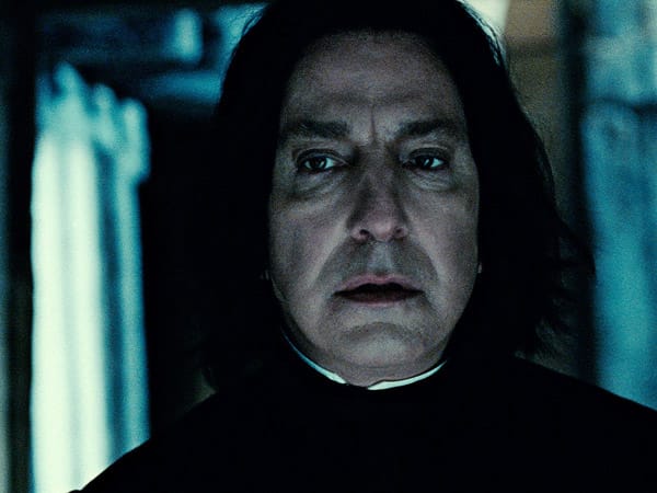 Selbst Severus Snape (Alan Rickman) fällt seinem Meister zum Opfer. Doch sein Tod ist nicht umsonst, denn durch ihn erfährt Harry eine Wahrheit, die er für nicht möglich gehalten hätte und die die Prophezeiung in ein neues, grausames Licht rückt.