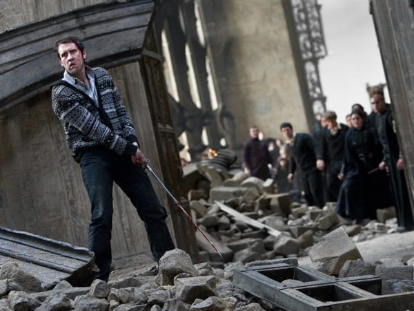 Doch Voldemorts Triumph währt nur kurz: Sein Fluch vermochte nicht Harry zu töten. So entbrennt ein letzter Kampf in Hogwarts, in dem Neville Longbottom (Matthew Lewis) die Schlange Nagini und damit einen der letzten Horkruxe niederstreckt.
