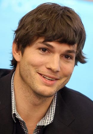 Ashton Kutcher ist gerade neu bei "Two and a half Men" eingestiegen. Trauen Sie ihm auch zu, dass er das Tanzbein schwingen kann?