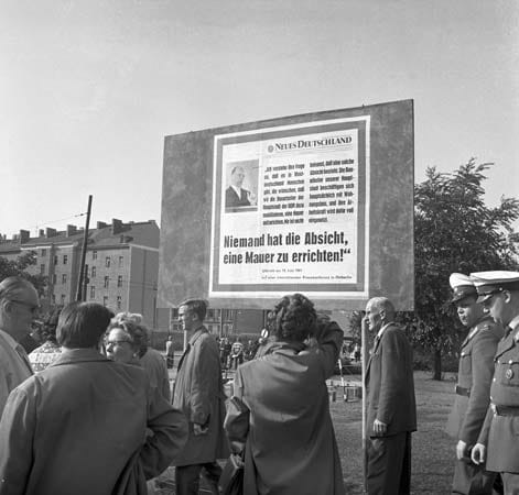 Selbst der Bundesnachrichtendienst hatte erst am 10. August erfahren, dass der Osten seine Grenze befestigt. Ein von den Westberliner Behörden an der Sektorengrenze aufgestelltes Schild erinnert an die Aussage des DDR-Staatschefs Walter Ulbrichts