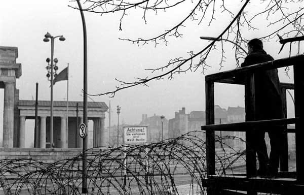 Viele Westdeutsche und ausländische Beobachter waren froh über die Zementierung des Status Quo - sie hatten gefürchtet, dass die Russen West-Berlin überrennen. "Keine sehr schöne Lösung, aber tausendmal besser als Krieg", kommentierte der amerikanische Präsident John F. Kennedy den Mauerbau.