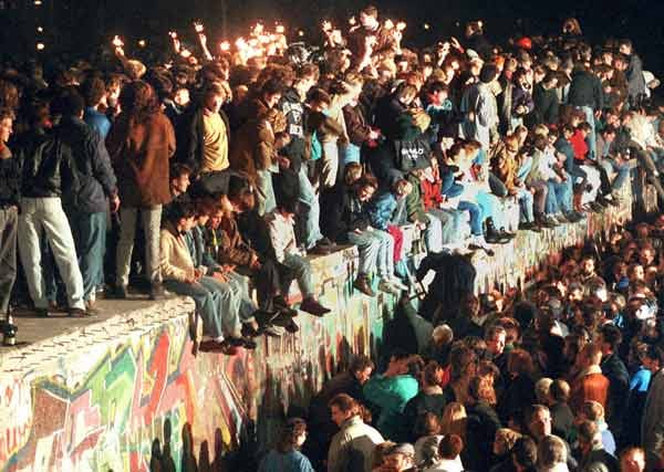 Das Ende des "Antifaschistischen Schutzwalls": Das Bild vom 11.11.1989 zeigt jubelnde Menschen, die mit Wunderkerzen auf der Berliner Mauer sitzen. Nach der Öffnung eines Teils der deutsch-deutschen Grenzübergänge in der Nacht vom 9. auf den 10. November 1989 reisen Millionen DDR-Bürger für einen kurzen Besuch in den Westen. Das Ende des "Antifaschistischen Schutzwalls": Das Bild vom 11.11.1989 zeigt jubelnde Menschen, die mit Wunderkerzen auf der Berliner Mauer sitzen. Nach der Öffnung eines Teils der deutsch-deutschen Grenzübergänge in der Nacht vom 9. auf den 10. November 1989 reisen Millionen DDR-Bürger für einen kurzen Besuch in den Westen.