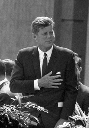 US-Präsident John F. Kennedy während seiner Rede vor dem Schöneberger Rathaus am 26. Juni 1963. Mit dem legendären Satz "Ich bin ein Berliner" drückt Kennedy seine Verbundenheit mit den Menschen aus. Anderthalb Millionen säumen die Straßen während der siebeneinhalbstündigen Rundfahrt Kennedys durch West-Berlin. Für die Bewohner der geteilten Stadt, durch die sich die Mauer wie eine offene Wunde zieht, ist die Rede Trost und Hoffnung zugleich.
