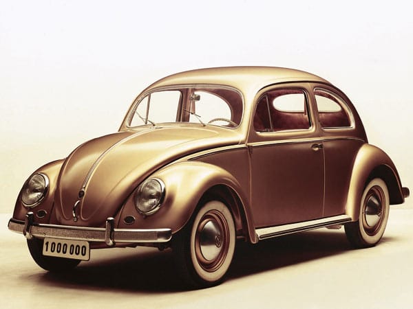 Auch der VW Käfer war ein Auto, das jedermann bezahlen konnte, und kein anderes Auto wurde so lange gebaut: Insgesamt lief er von 1938 bis 2003 gut 21 Millionen Mal vom Band.