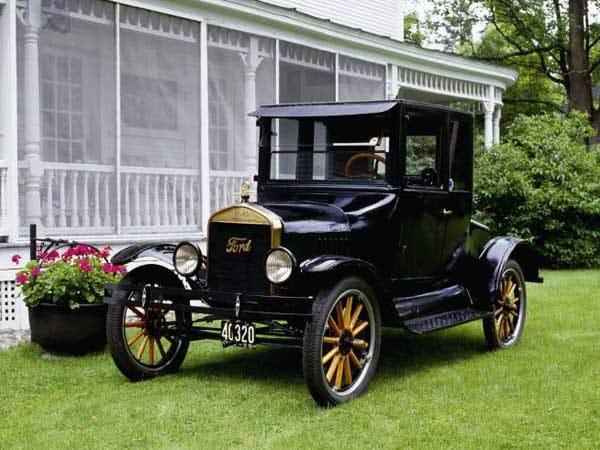 Fords Modell T von 1908 steht für den Beginn des Autos als Massenbeförderungsmittel. 15 Millionen Exemplare des bezahlbaren Autos wurden gefertigt.